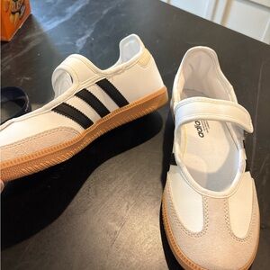 Women Adidas Samba Jane’s in white with black stripe